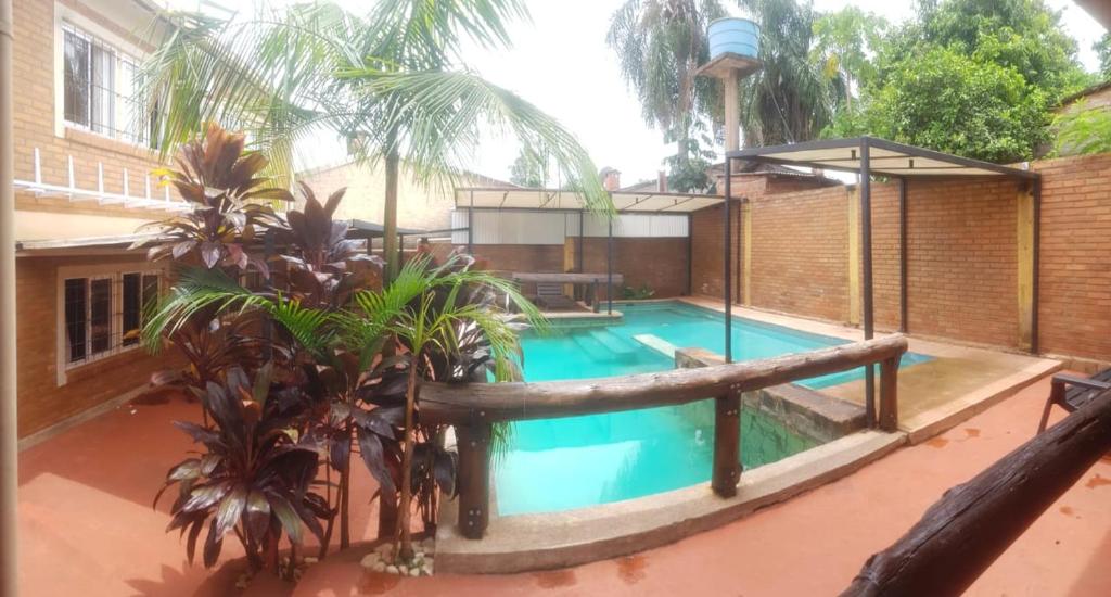 ein Schwimmbad in der Mitte eines Gebäudes in der Unterkunft Iguazú Apartments in Puerto Iguazú