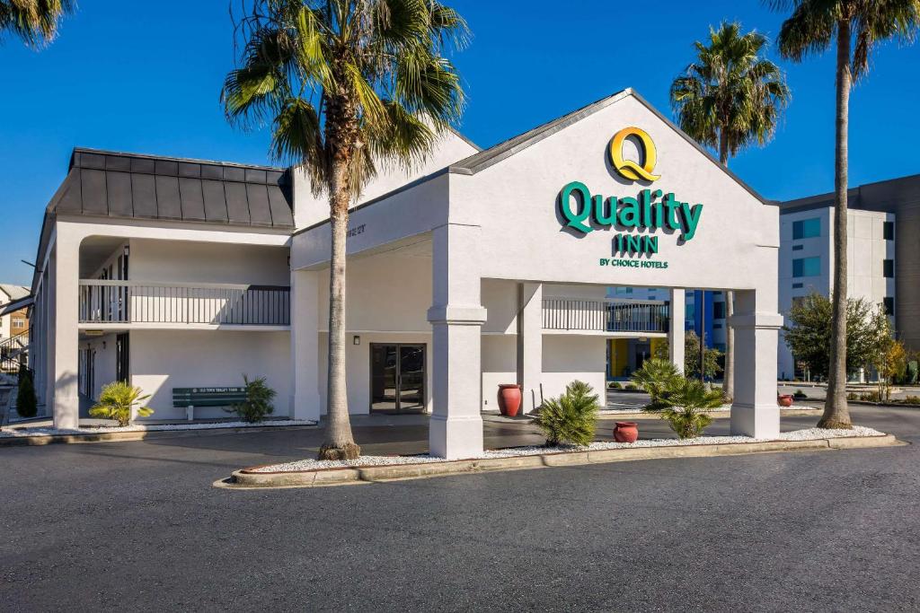 une auberge de ville avec des palmiers devant elle dans l'établissement Quality Inn Savannah I-95, à Savannah