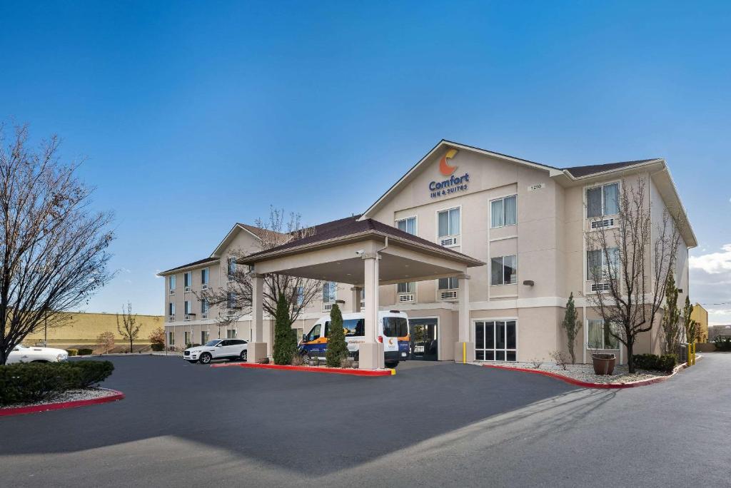 un hotel con un estacionamiento delante de él en Comfort Inn & Suites Airport Convention Center en Reno