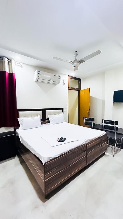 ein Schlafzimmer mit einem großen Bett in einem Zimmer in der Unterkunft Govind puri residency in Neu-Delhi