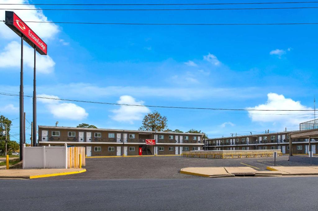 een lege parkeerplaats voor een gebouw bij Econo Lodge Gretna - New Orleans in Gretna