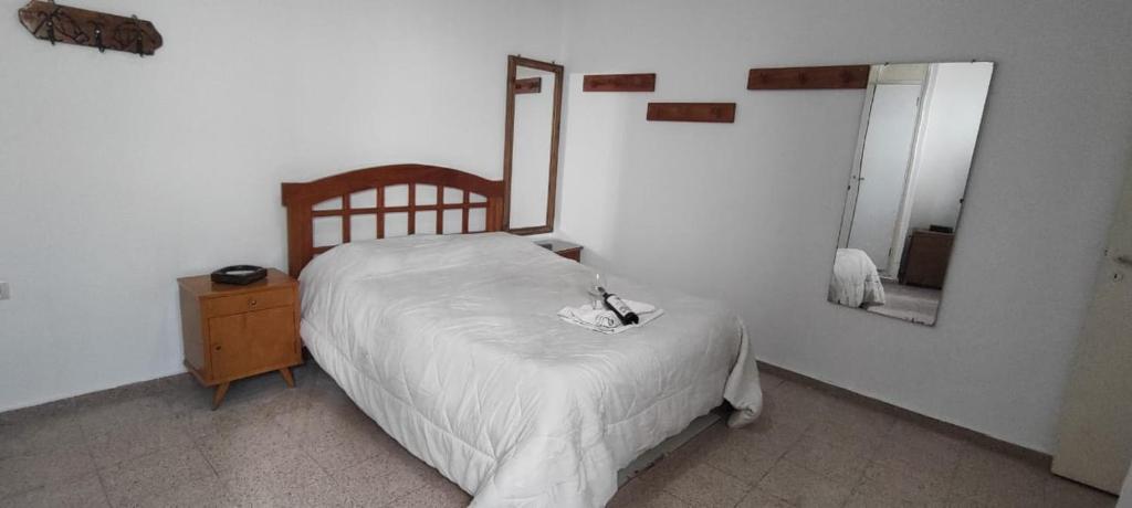 una camera con letto, cassettiera e specchio di Departamento céntrico en complejo privado a Godoy Cruz