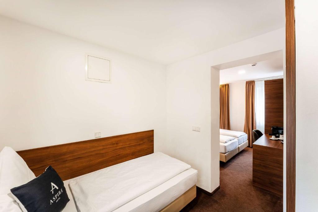 Ein Bett oder Betten in einem Zimmer der Unterkunft Aspire Castillo Reutlingen, Trademark Collection by Wyndham