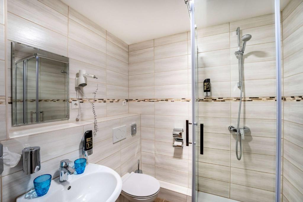 Ein Badezimmer in der Unterkunft Aspire Castillo Reutlingen, Trademark Collection by Wyndham