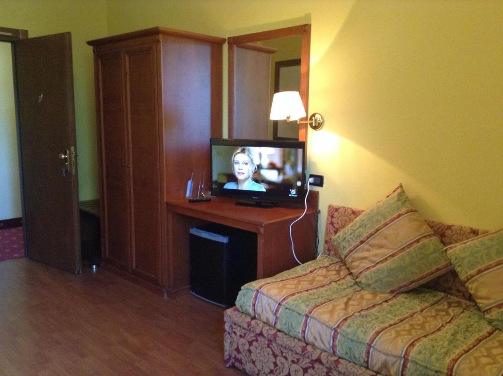 TV a/nebo společenská místnost v ubytování Hotel Cinzia Ristorante Christian e Manuel