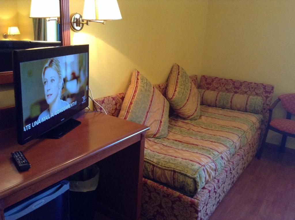 TV a/nebo společenská místnost v ubytování Hotel Cinzia Ristorante Christian e Manuel