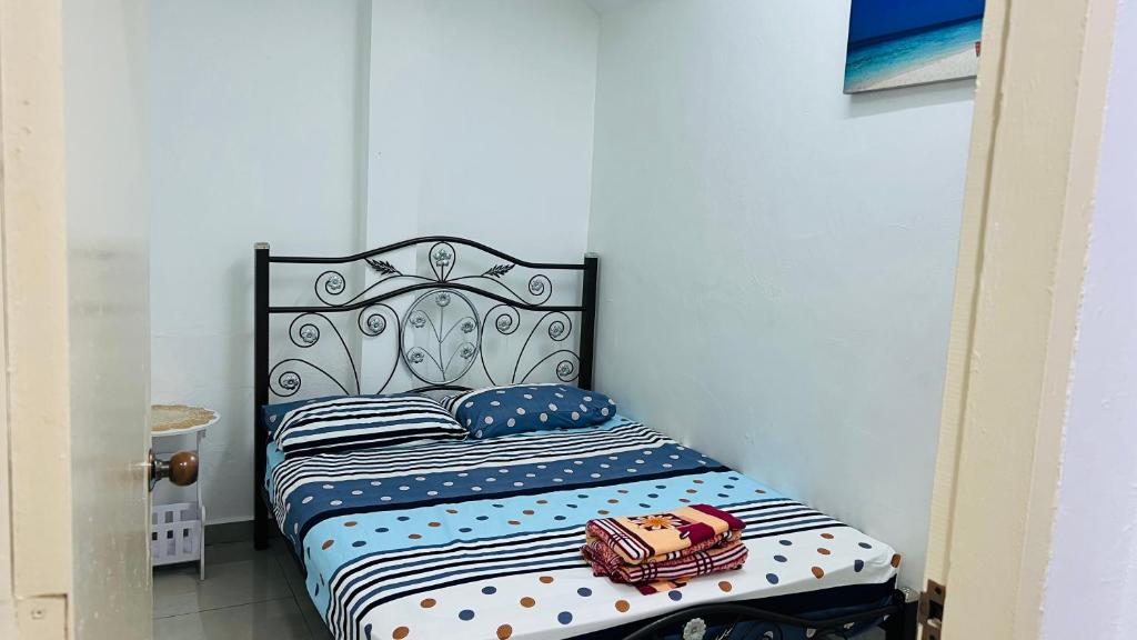 um quarto com uma cama com lençóis de bolinhas em Pangkor 48 HomeStay em Pangkor