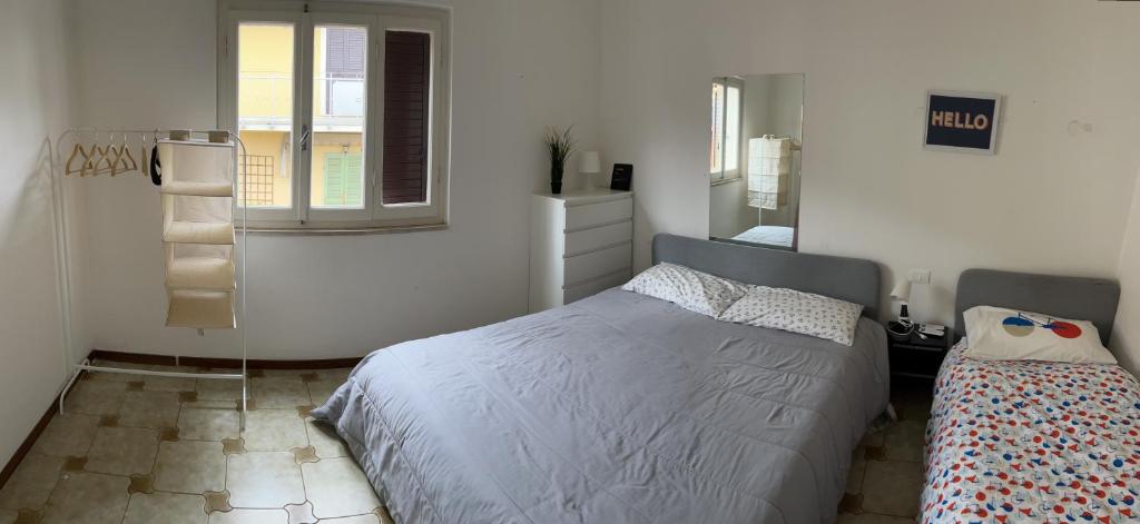 een kleine slaapkamer met een bed en een raam bij LALE Air conditioning, Wifi, Free parking HOME in Massa