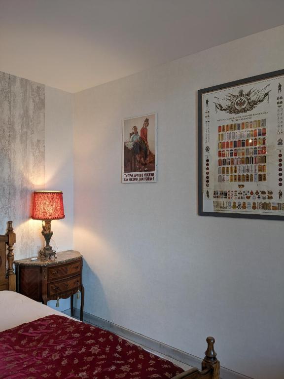 Postel nebo postele na pokoji v ubytování Auberge des Trains Mythiques Chambres d'hôtes à Gouarec au pied de la Vélodyssée