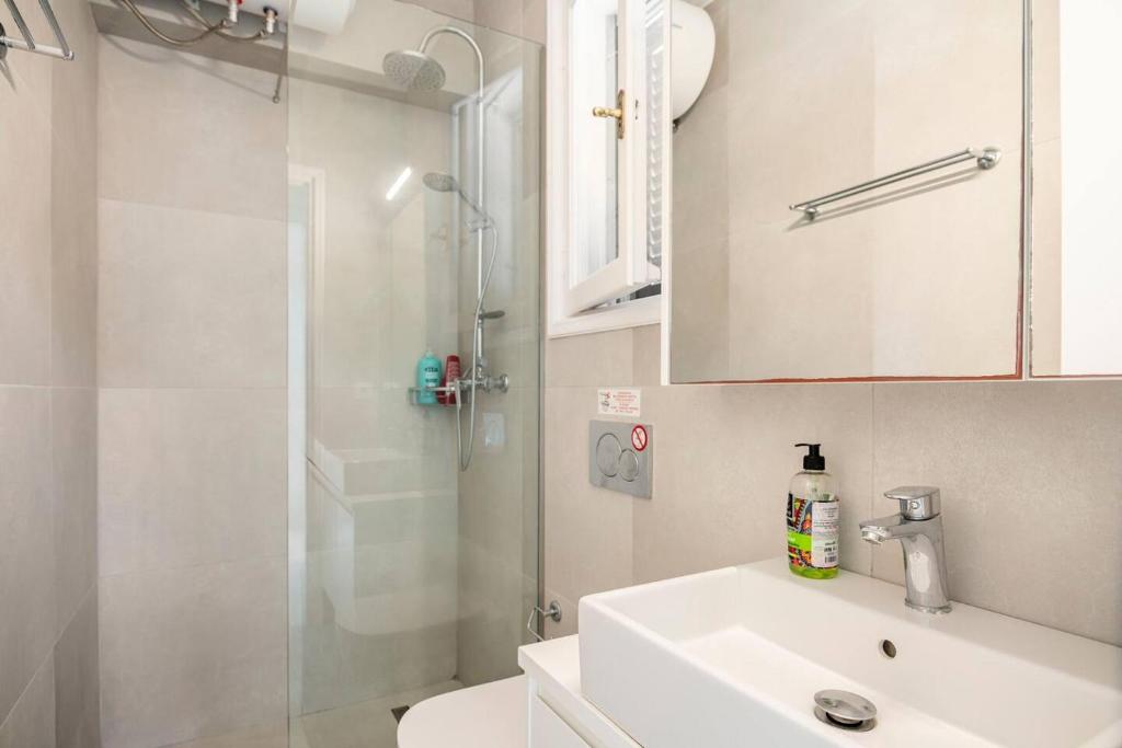 A bathroom at Agapi mou