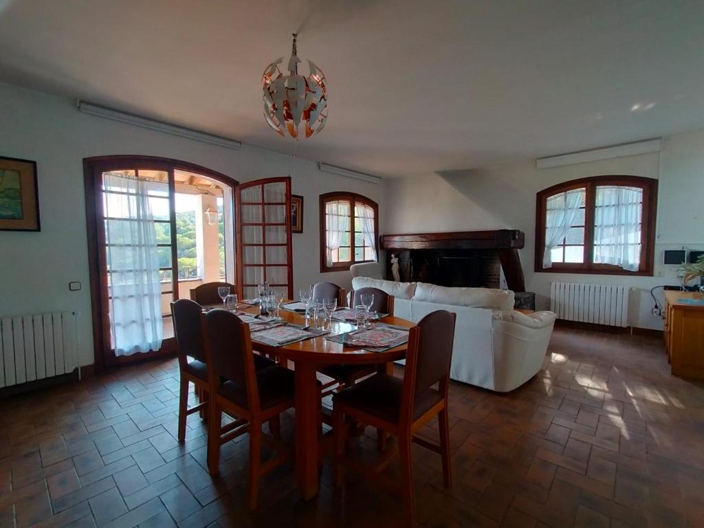- une salle à manger avec une table et un canapé dans l'établissement Villa Alella, à Alella