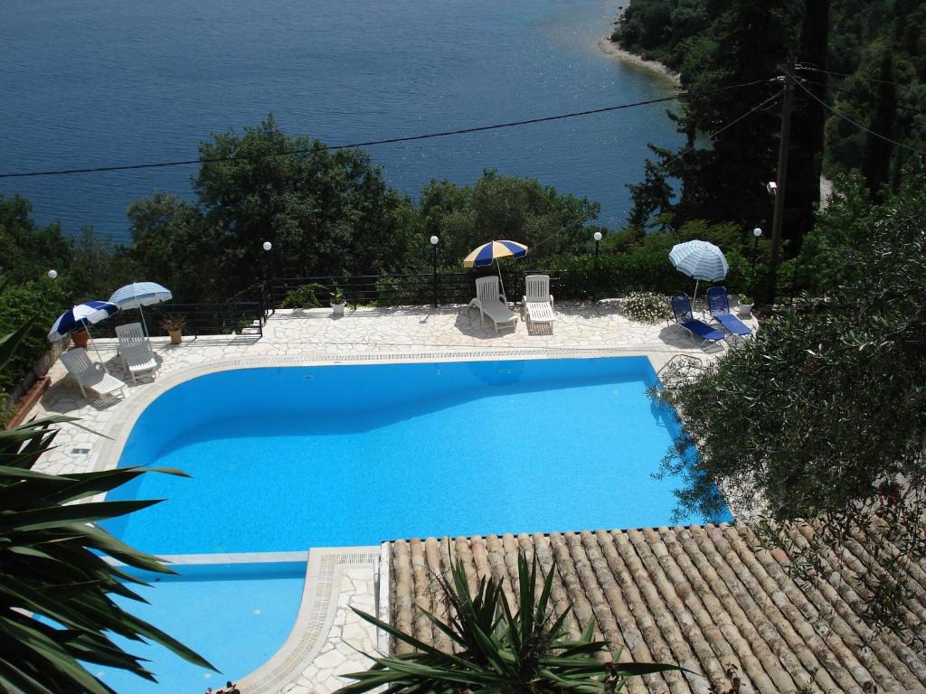 Bazén v ubytování Kerasia Villas - 4 apartments & cottage nebo v jeho okolí