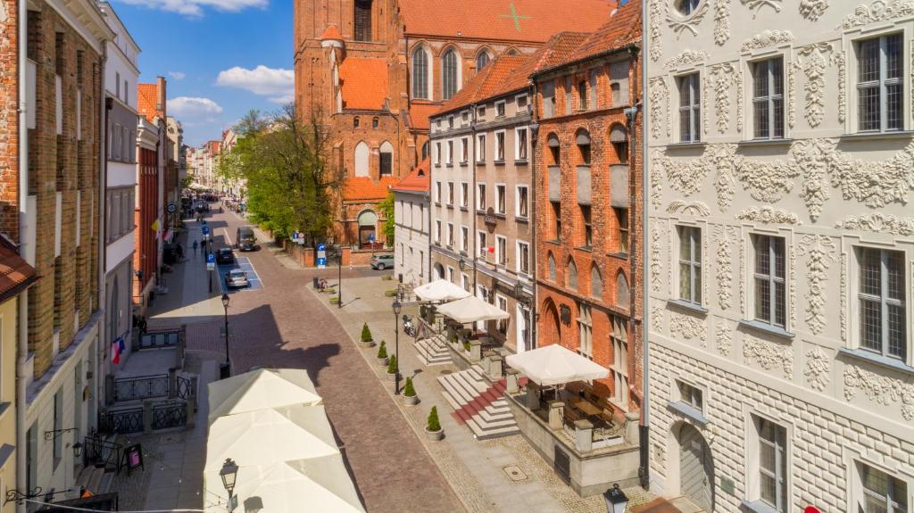 einen Blick über eine Stadtstraße mit Gebäuden in der Unterkunft Hotel Gromada Toruń in Toruń