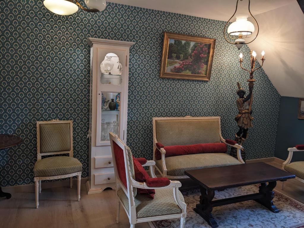 Posezení v ubytování Auberge des Trains Mythiques Chambres d'hôtes à Gouarec au pied de la Vélodyssée