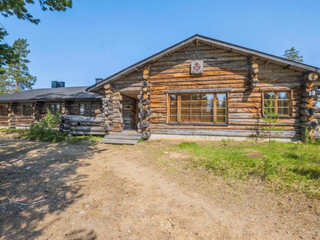 ein Blockhaus mit einer Feldstraße davor in der Unterkunft Holiday Home Kiilopään maja by Interhome in Saariselkä
