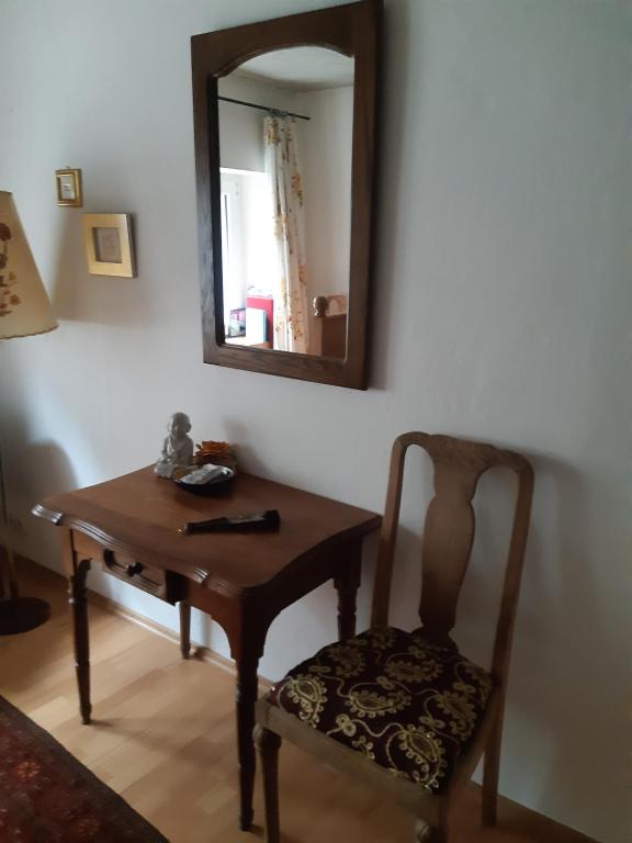 a table and a chair in a room with a mirror at Ales Ursula Sokolowski in Zerf