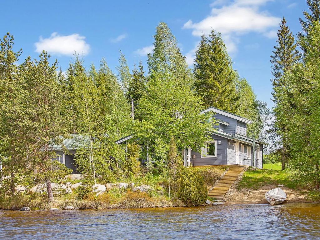 een huis aan de oevers van een rivier bij Holiday Home Ilotupa by Interhome in Pertunmaa