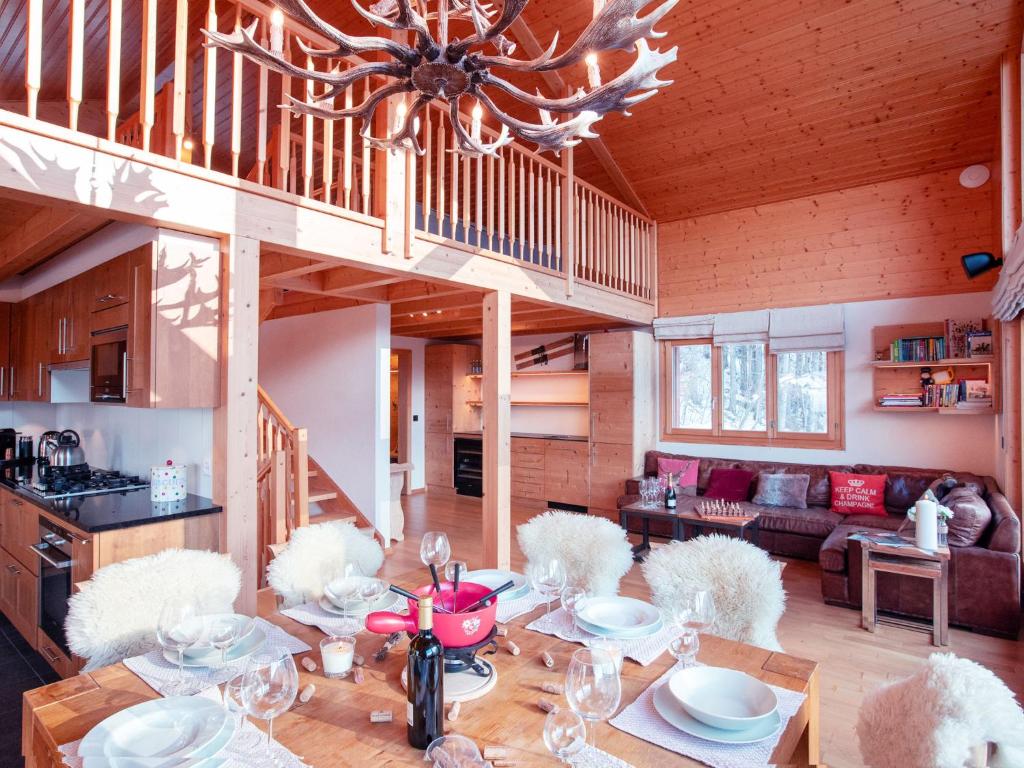 Posezení v ubytování Chalet Chalet Les Pars by Interhome