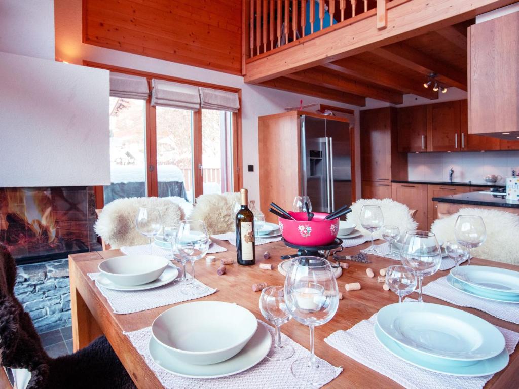 Kuchyň nebo kuchyňský kout v ubytování Chalet Chalet Les Pars by Interhome