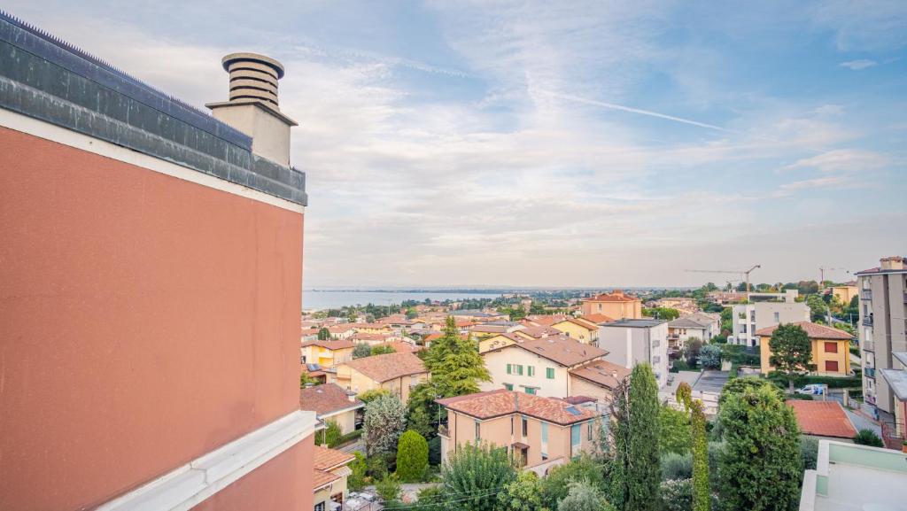 - Vistas a la ciudad desde un edificio en Loft ad un Passo dal Cielo - Italian Homing, en Desenzano del Garda