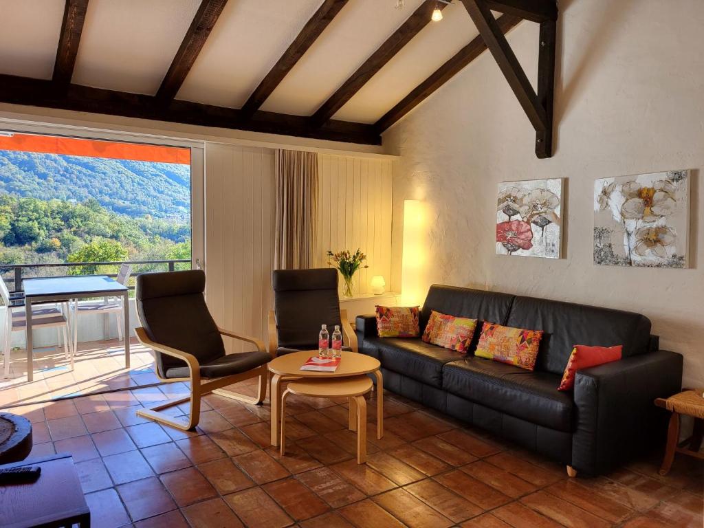 sala de estar con sofá, sillas y mesa en Apartment Villaggio Sureggio - App- C7 by Interhome, en Lugaggia
