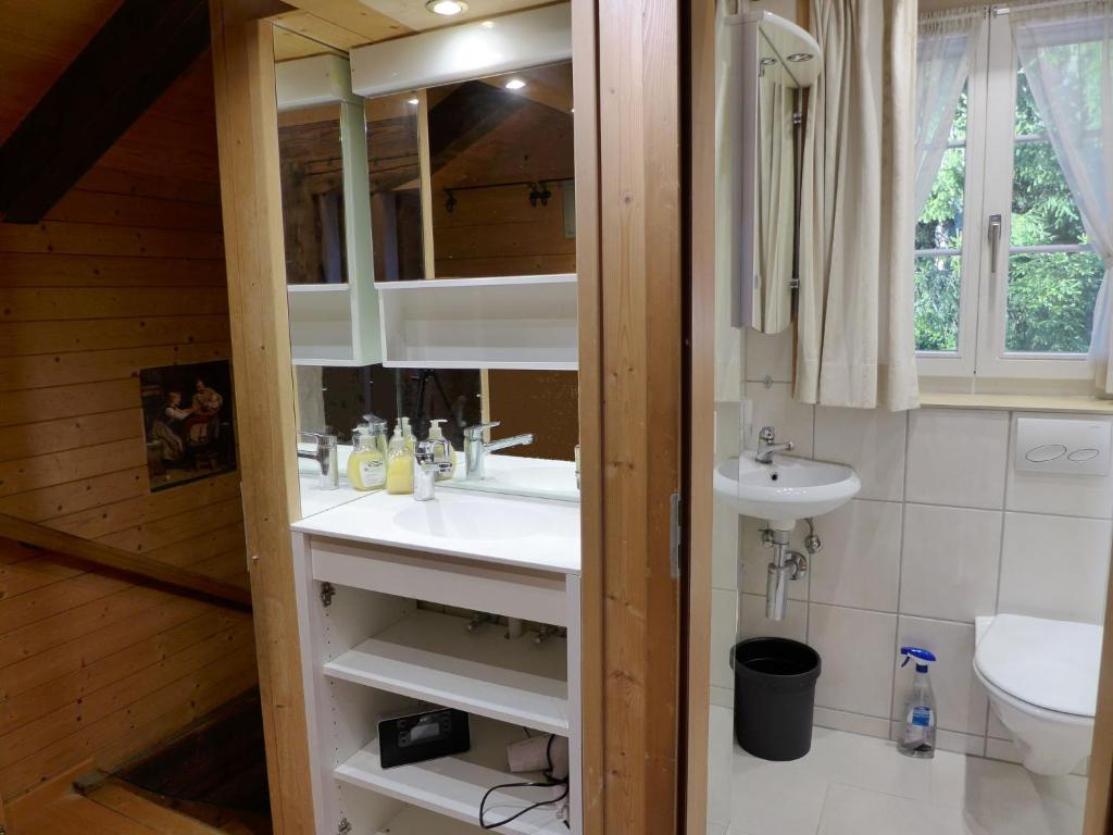 Koupelna v ubytování Holiday Home Chalet Zun by Interhome