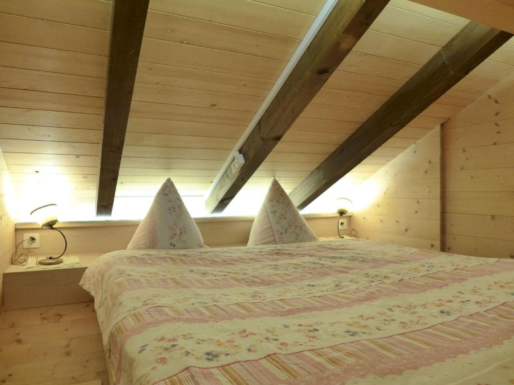 Postel nebo postele na pokoji v ubytování Holiday Home Chalet Zun by Interhome