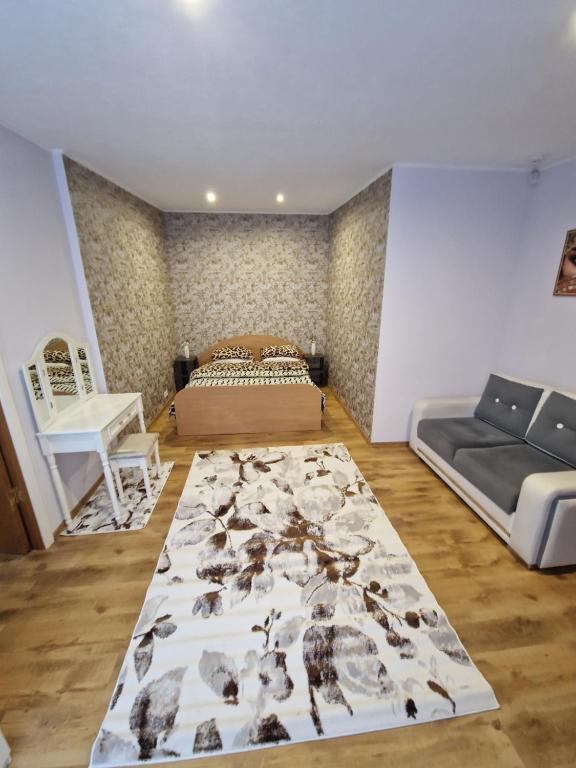 1 dormitorio con cama y alfombra en el suelo en Karolina en Daugavpils