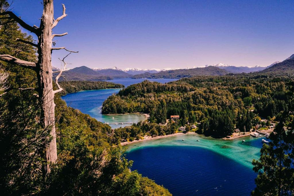 una vista aerea di un lago con alberi e acqua blu di Hostería Epulén a Villa La Angostura