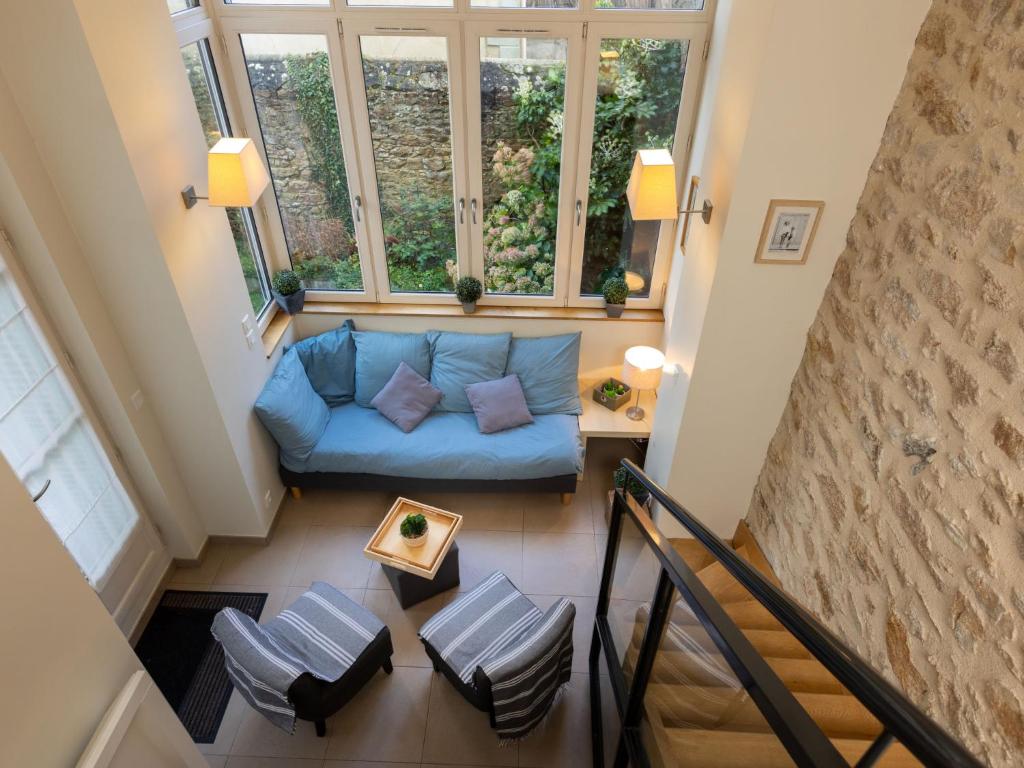 un salon avec un canapé bleu et une fenêtre dans l'établissement Apartment Villa Campo Bello by Interhome, à Dinard