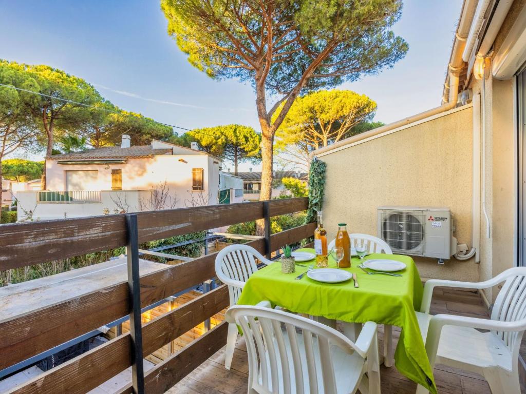 un patio avec une table et des chaises sur un balcon dans l'établissement Apartment Beija Flor by Interhome, au Cap d'Agde