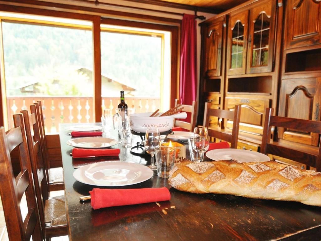 une table de salle à manger avec une longue table sur laquelle se trouve du pain dans l'établissement Apartment La Corne - Apt- 6 by Interhome, à La Chapelle-dʼAbondance