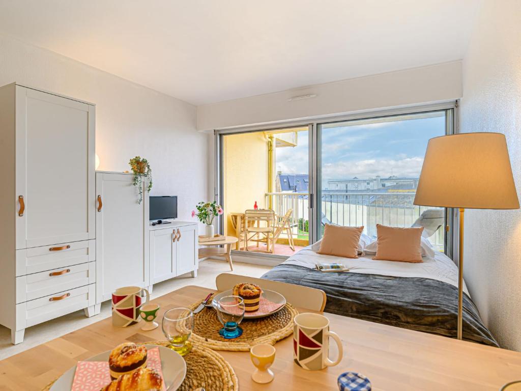 une chambre avec un lit et une grande fenêtre dans l'établissement Studio Les Terrasses Port Maria-2 by Interhome, à Quiberon