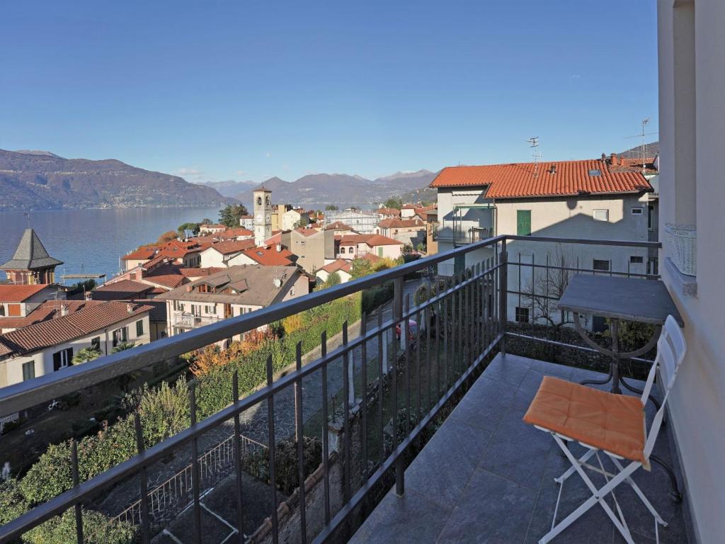 balcón con mesa y vistas a la ciudad en Apartment Cornucopia by Interhome en Porto Valtravaglia