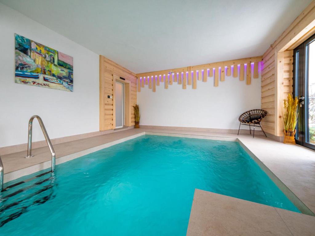 una grande piscina in una stanza con una sedia di Holiday Home Gorski Hedon by Interhome a Čabar