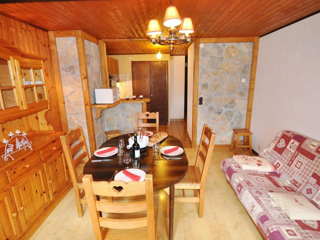 une salle à manger avec une table et un canapé dans l'établissement Apartment La Poimte des Mattes - Apt Nr 5 by Interhome, à La Chapelle-dʼAbondance