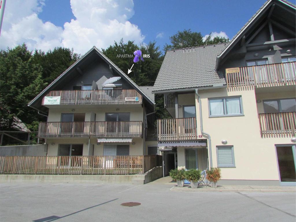 un edificio con una cometa púrpura colgando de un lado en Apartment Iris, en Bohinj