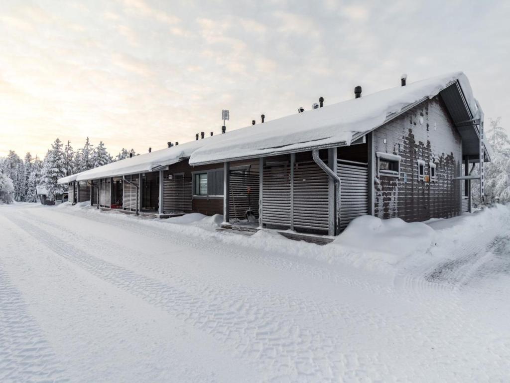 un edificio cubierto de nieve con aves en el techo en Holiday Home Kotomänty 2 by Interhome, en Ruka