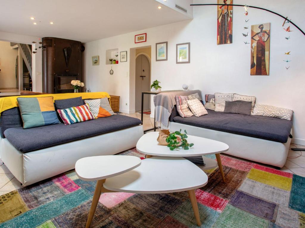 un salon avec deux canapés et une table dans l'établissement Holiday Home Rive Droite by Interhome, à La Bernerie-en-Retz