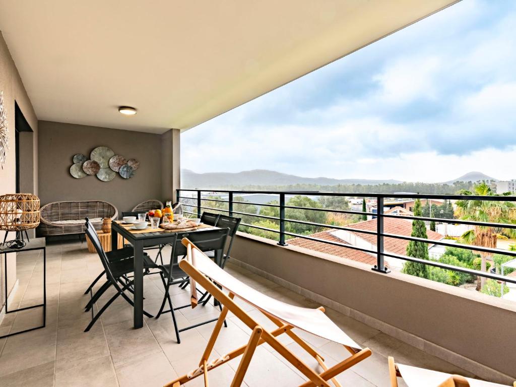 un balcon avec une table et des chaises et une vue dans l'établissement Apartment St Joseph-2 by Interhome, à Porto-Vecchio