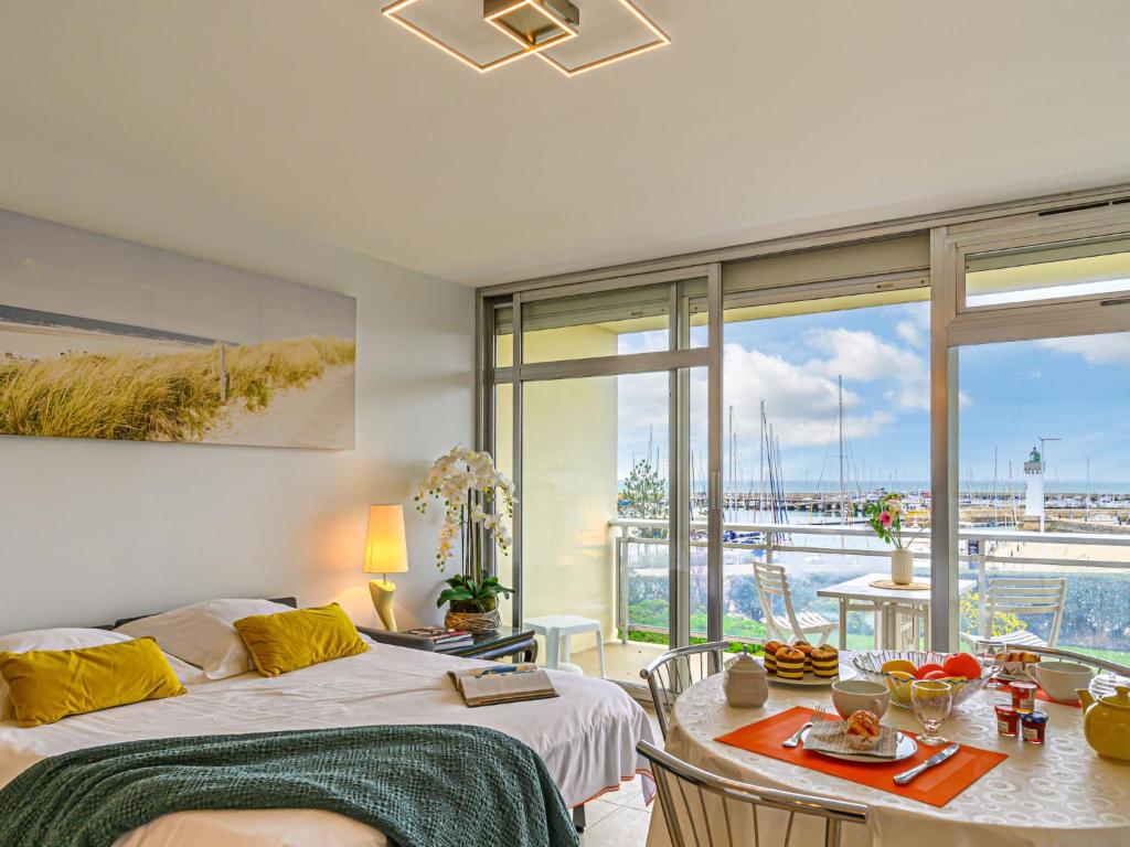 - une chambre avec un lit, une table et une salle à manger dans l'établissement Studio Résidence Le Mané by Interhome, à Quiberon