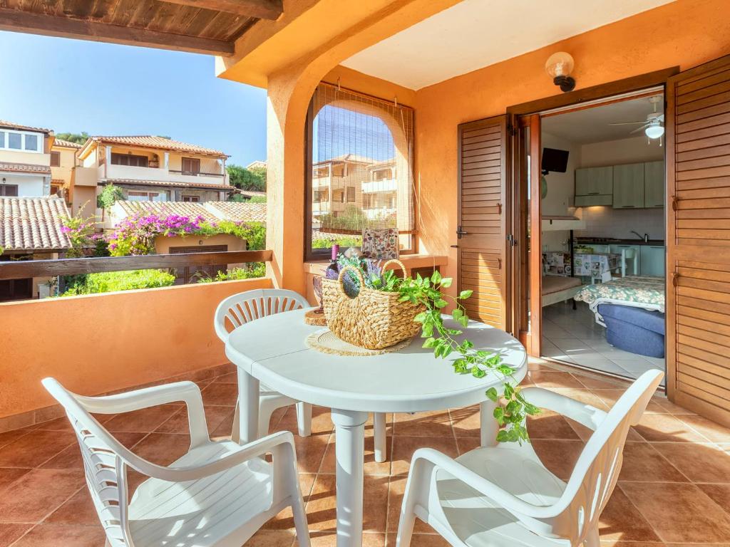 een patio met een tafel en stoelen op een balkon bij Apartment C11 - F4 by Interhome in Golfo Aranci