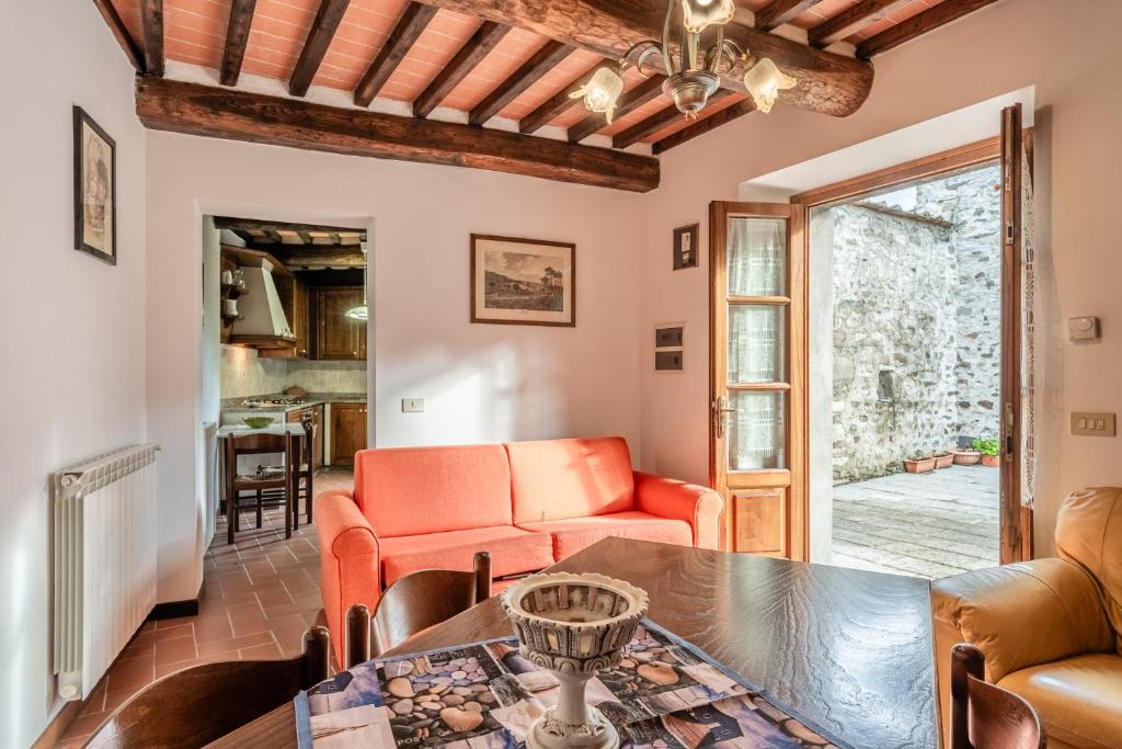 uma sala de estar com uma mesa e um sofá em Casa Lavanda em Pescaglia