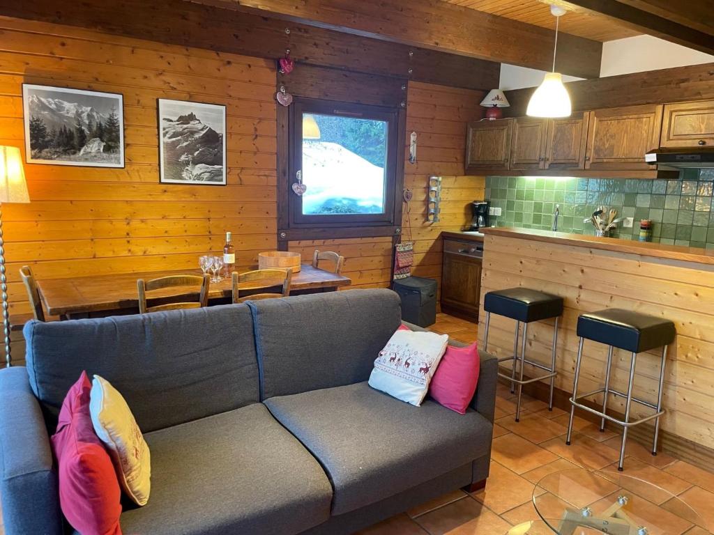 ein Wohnzimmer mit einem Sofa und einem Tisch in der Unterkunft Apartment Clos du Chantey Moury by Interhome in Chamonix-Mont-Blanc