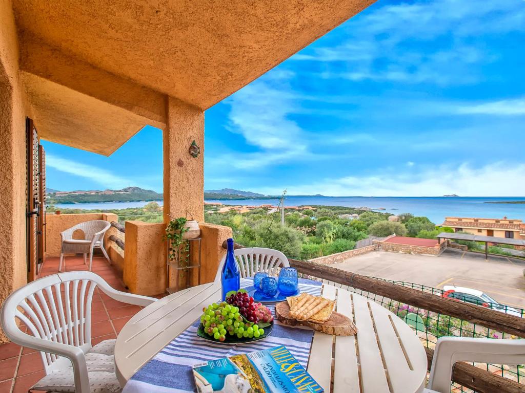 una mesa en un balcón con vistas al océano en Apartment I-1-8 by Interhome, en Golfo Aranci