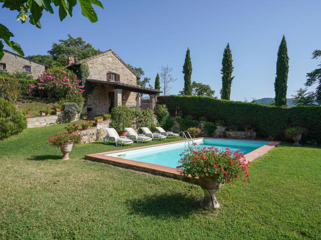 basen w ogrodzie domu w obiekcie Holiday Home La Vista by Interhome w mieście Vicchio