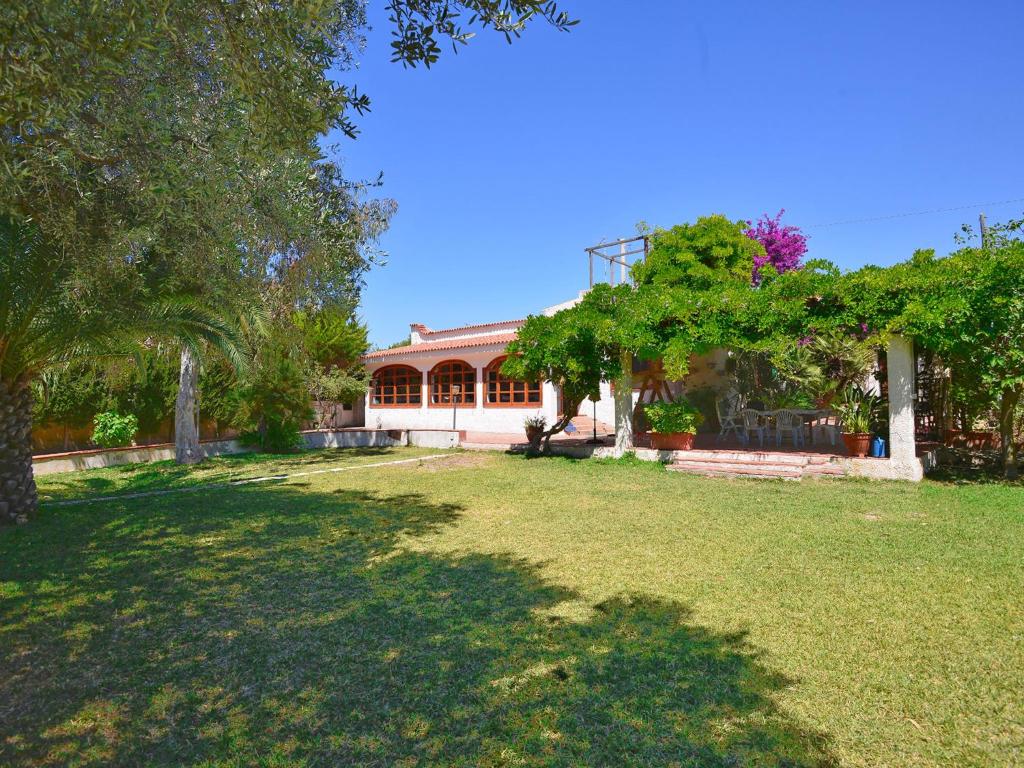 a house with a large yard in front of it at Holiday Home Fanusa by Interhome in Siracusa
