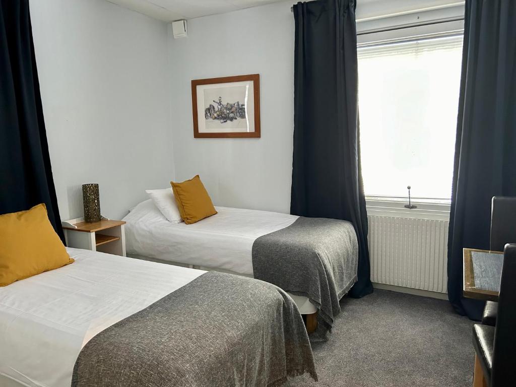 Postel nebo postele na pokoji v ubytování Skultuna Hotell & Konferens