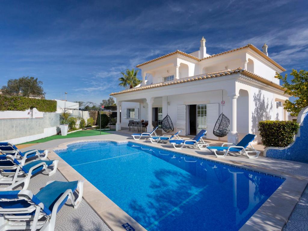 une villa avec une piscine en face d'une maison dans l'établissement Villa Jardin d'Eden by Interhome, à Albufeira