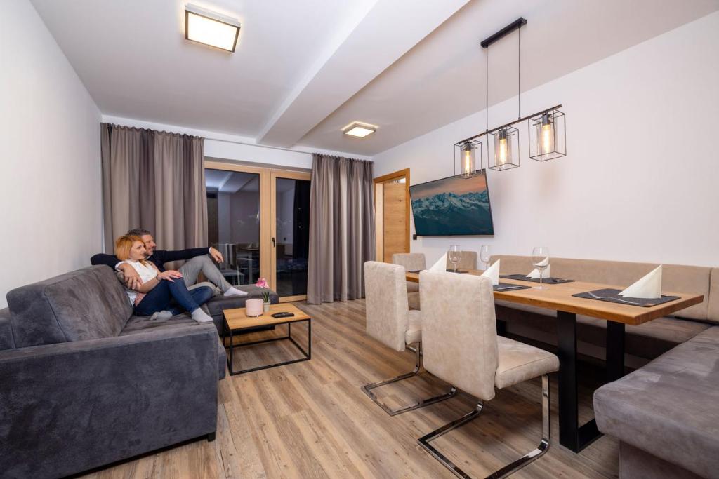 Televízia a/alebo spoločenská miestnosť v ubytovaní Apart Stiegler